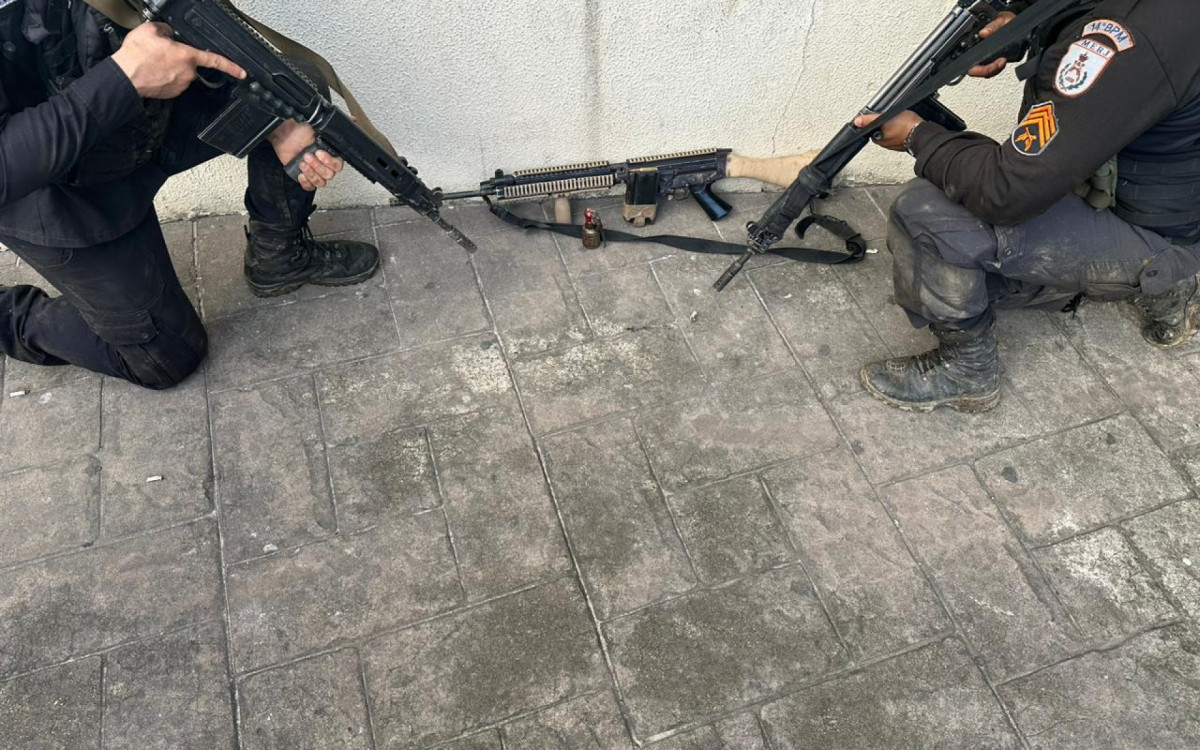 Fuzil e granada apreendidos com suspeito durante ação no Complexo do Jardim Novo - Reprodução