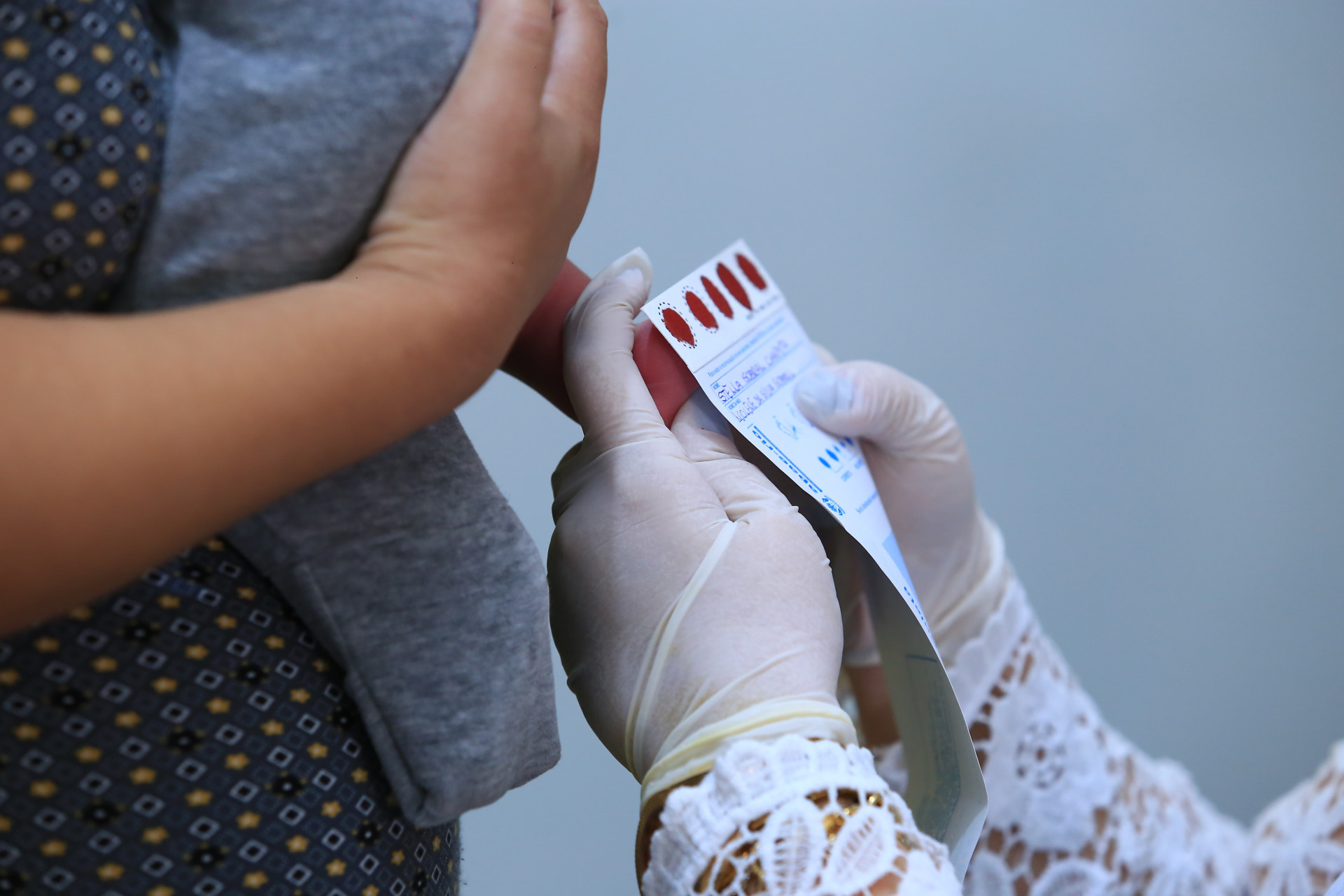 Depois de coletadas e devidamente armazenadas nas unidades da Rede Municipal, as papeletas com as amostras de sangue dos bebês são encaminhadas para a Apae-RJ - Rafael Barreto / PMBR