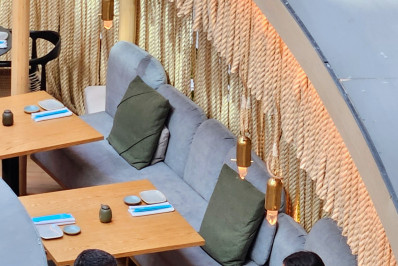 Marcius Melhem almoça com as filhas no Rio