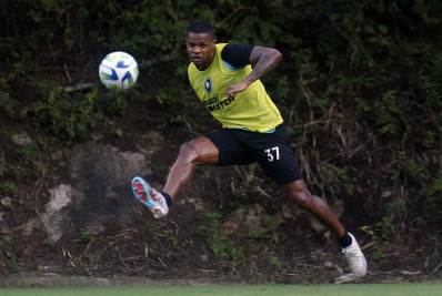 Júnior Santos celebra momento no Botafogo: 'Clube especial'
