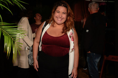 Atores da série 'Tem Que Suar', do Multishow, confraternizam em bar do Rio