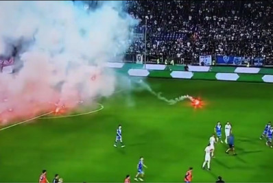 Torcida queima carro de jogador e invade campo após rebaixamento