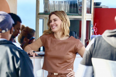 Carolina Dieckmann grava cenas de 'Vai na Fé' na Zona Sul do Rio