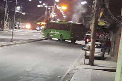 Tiroteio no Corte 8, em Caxias, termina com cinco mortos e ônibus incendiados 