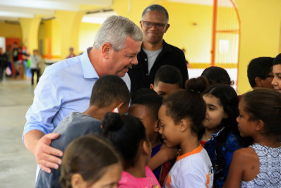 Prefeito de Niterói Axel Grael visita Espaço Nova Geração de Cantagalo