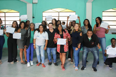 Magé entrega certificado do curso de trancistas em Raiz da Serra