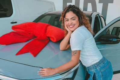 Ex-BBB celebra compra do primeiro carro: 'Fruto do meu trabalho'