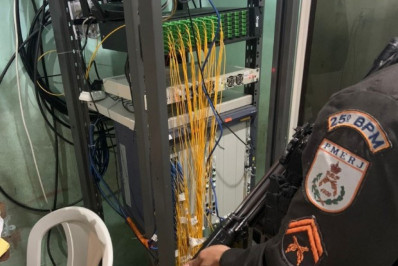 PM desmantela central clandestina de internet em Cabo Frio; um homem foi preso