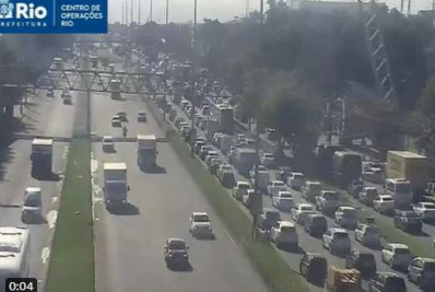 Acidente entre ônibus e caminhão provoca lentidão no trânsito na Avenida Brasil