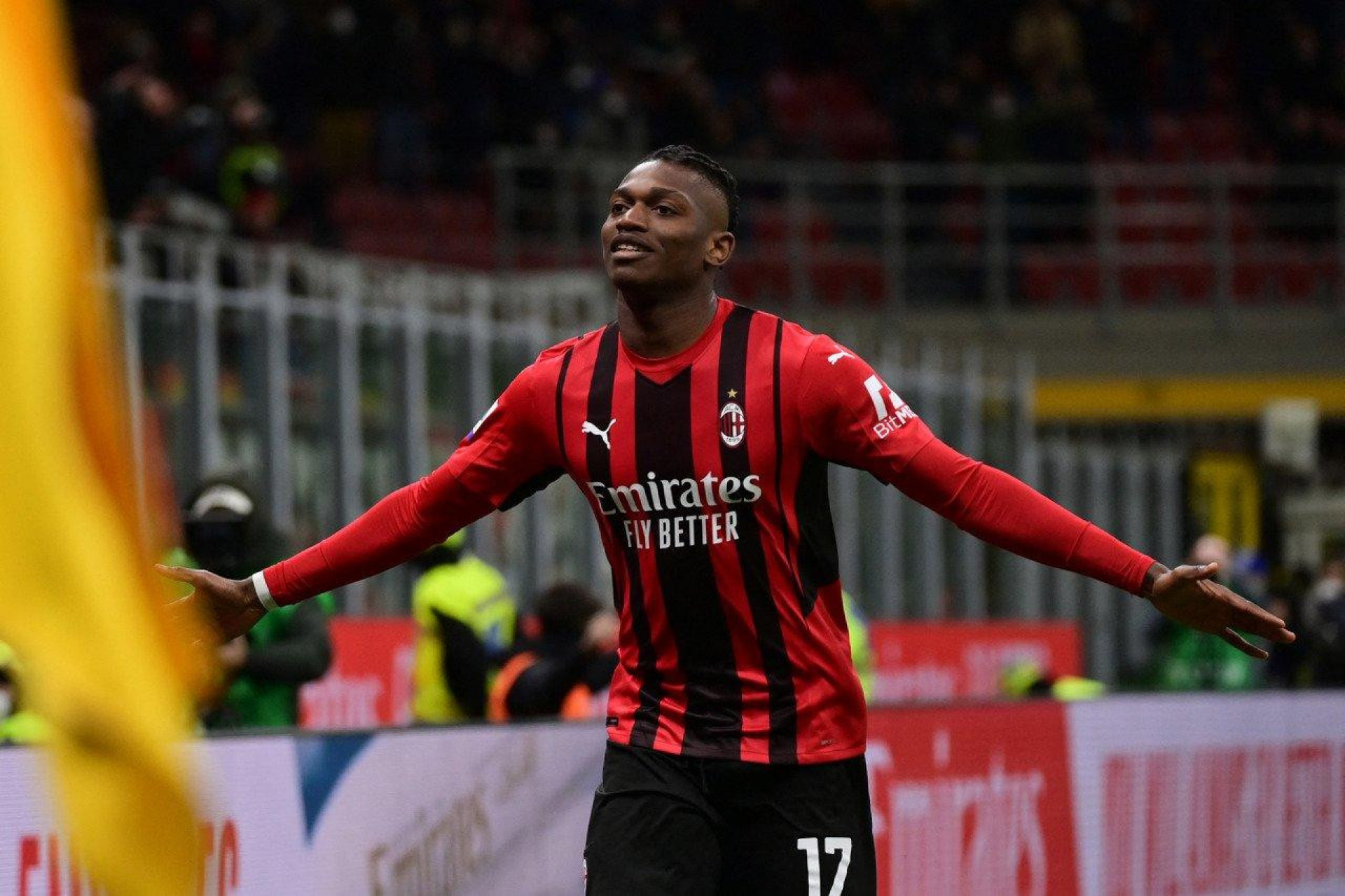 Rafael Leão comemorando gol com a camisa do Milan - Miguel Medina