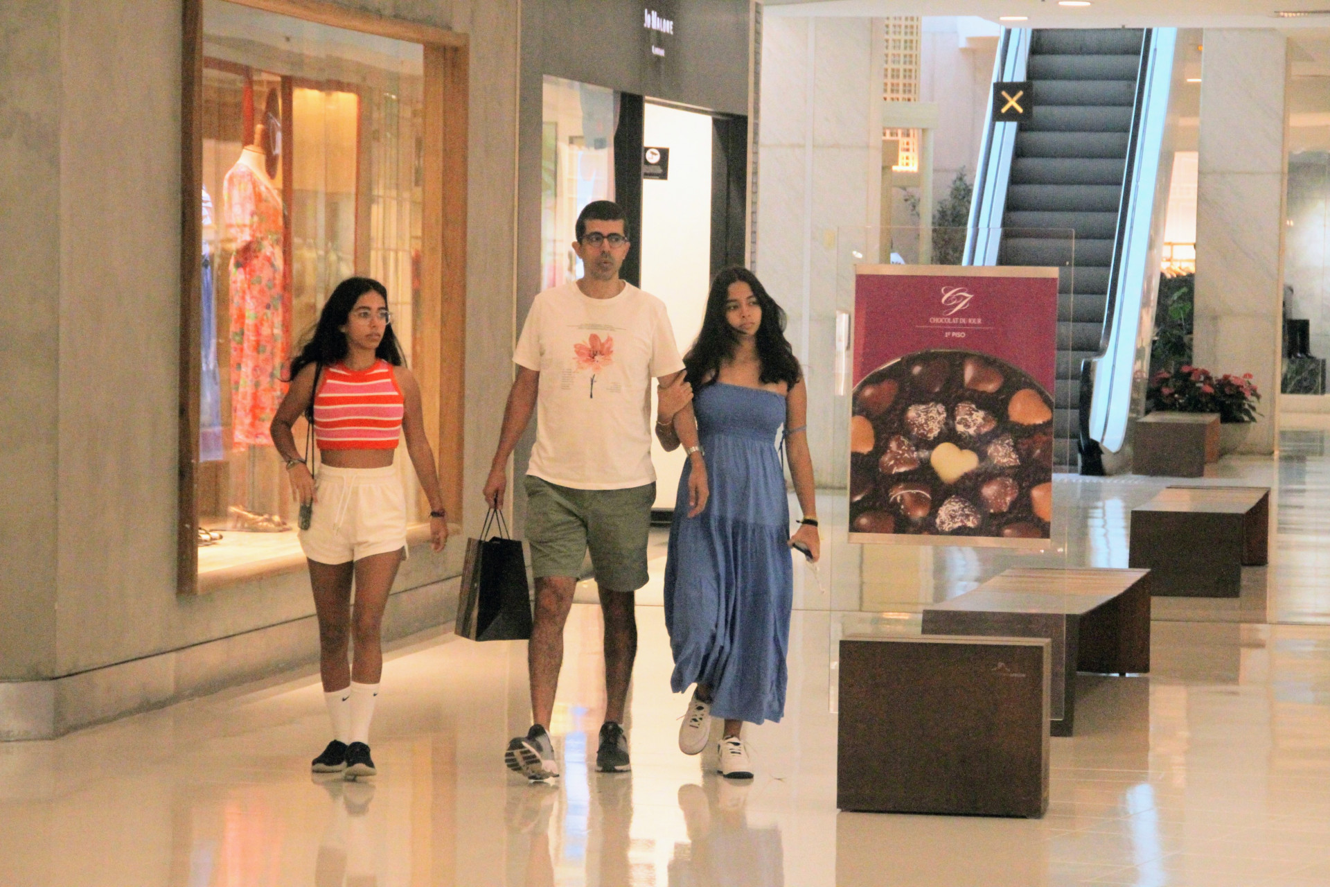 Marcius Melhem passeia com as filhas em Shopping do Rio - Dan Delmiro/Ag.News