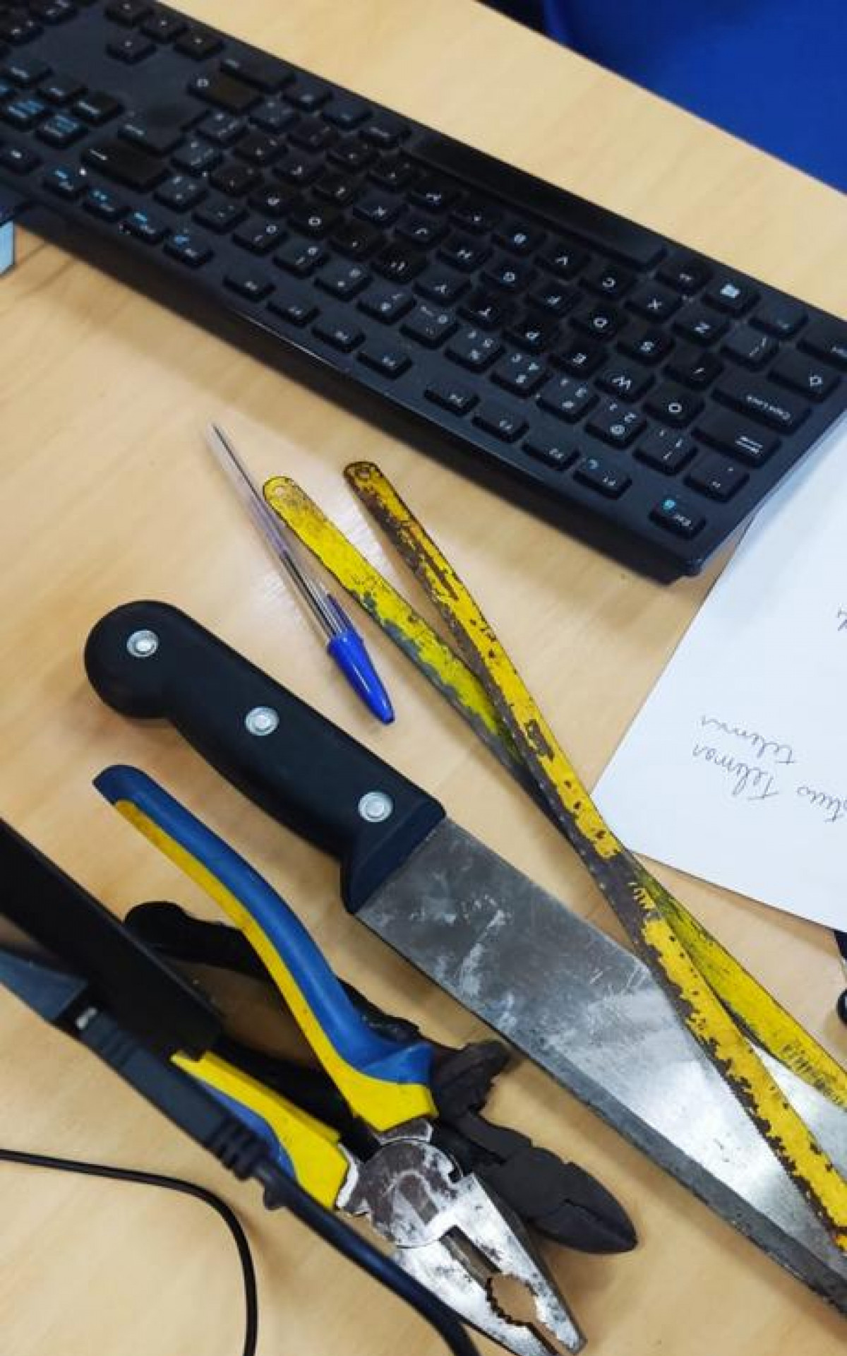 Alicate, serra e faca foram apreendidas pelos policias militares do Proeis