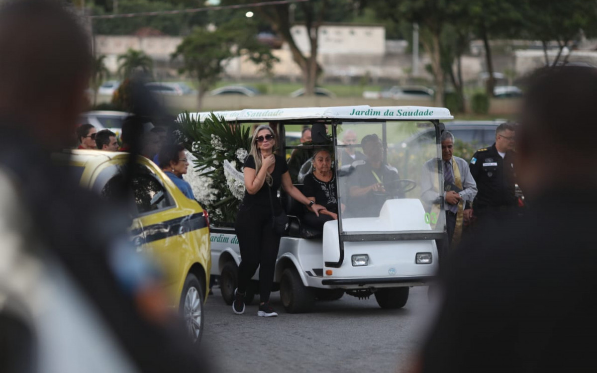 Sepultamento do cabo Felipe Moura Cardoso Soresini, de 38 anos, foi tomado por muita emo&ccedil;&atilde;o de amigos e familiares