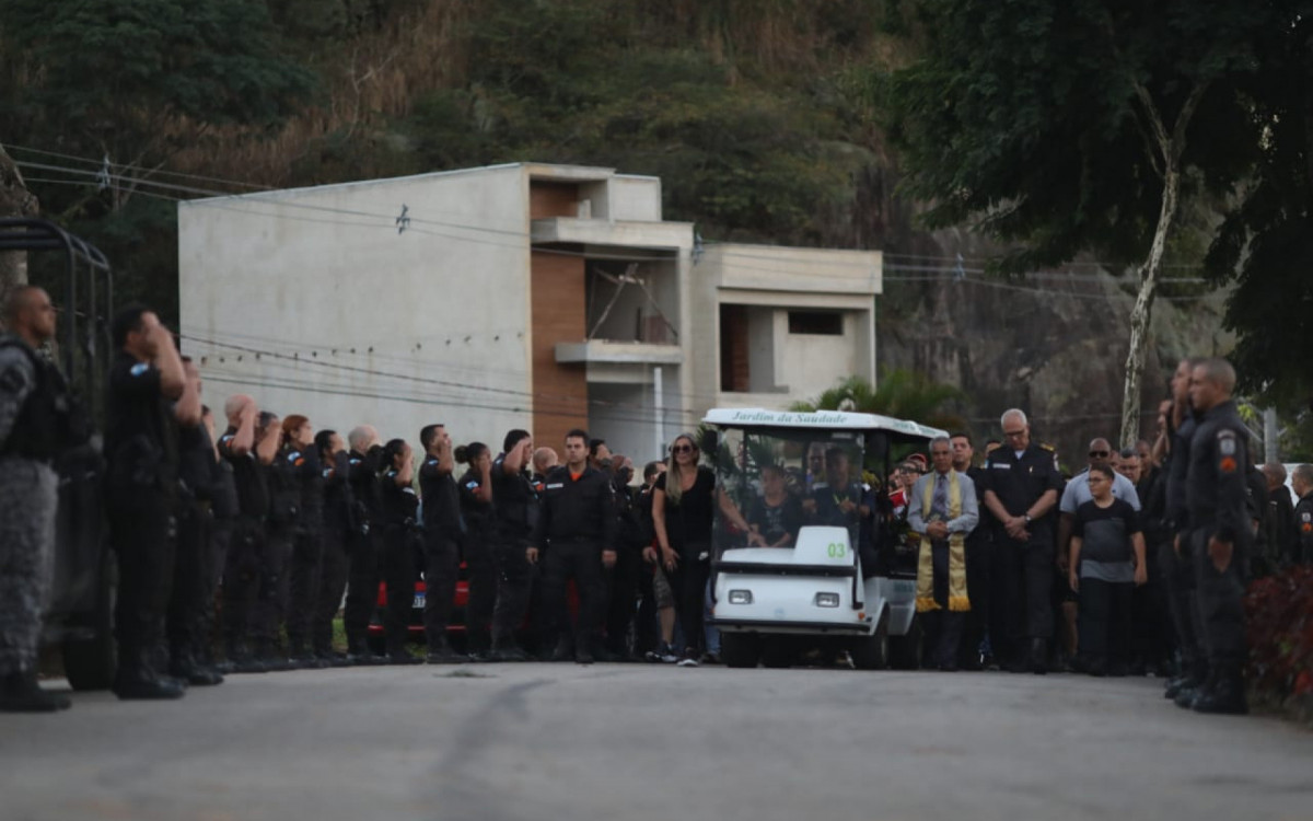Sepultamento do cabo Felipe Moura Cardoso Soresini, de 38 anos, foi tomado por muita emo&ccedil;&atilde;o de amigos e familiares