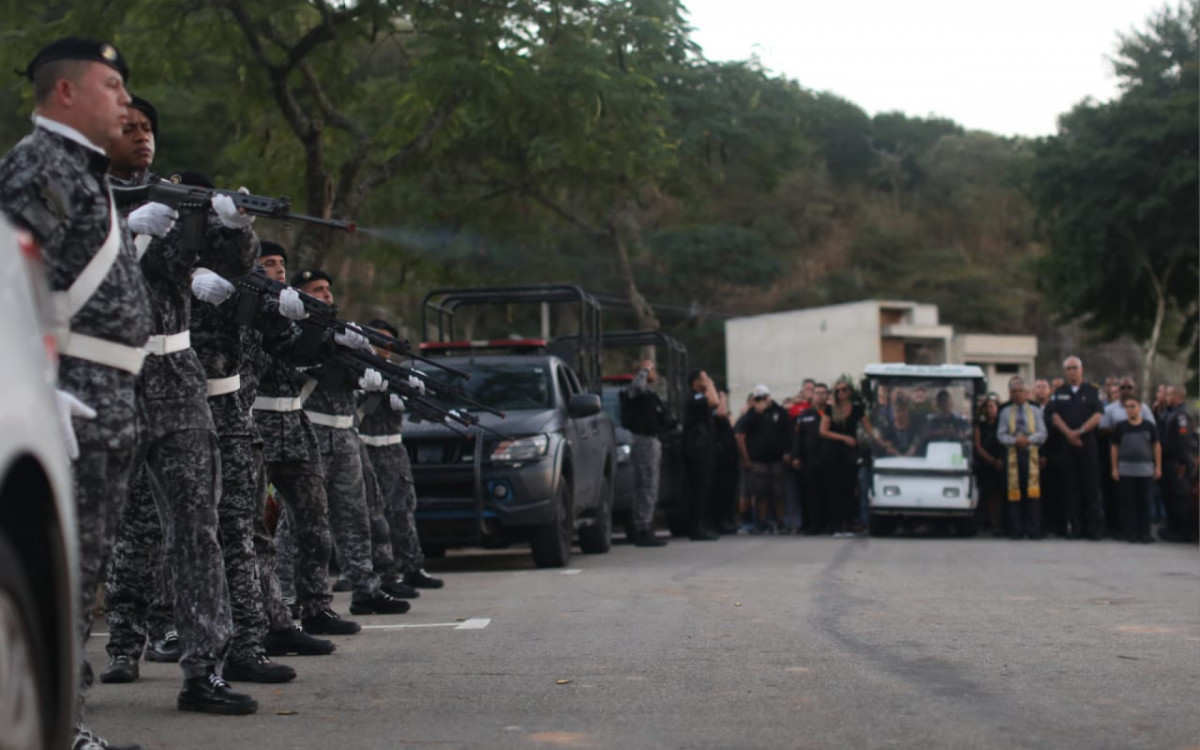 Sepultamento do cabo Felipe Moura Cardoso Soresini, de 38 anos, foi tomado por muita emo&ccedil;&atilde;o de amigos e familiares