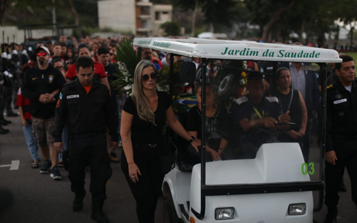 Sepultamento do cabo Felipe Moura Cardoso Soresini, de 38 anos, foi tomado por muita emo&ccedil;&atilde;o de amigos e familiares
