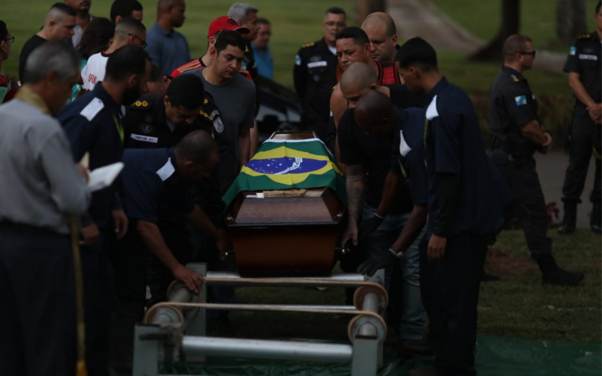 Sepultamento do cabo Felipe Moura Cardoso Soresini, de 38 anos, foi tomado por muita emo&ccedil;&atilde;o de amigos e familiares