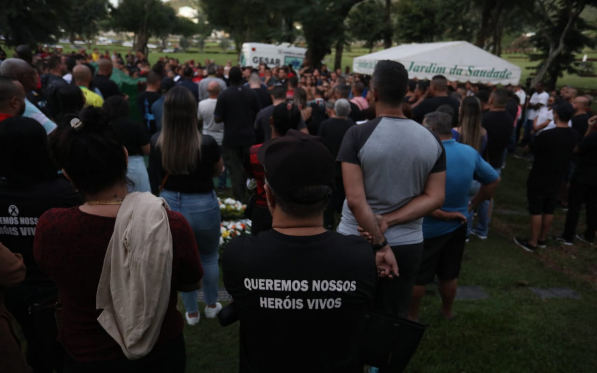 Sepultamento do cabo Felipe Moura Cardoso Soresini, de 38 anos, foi tomado por muita emo&ccedil;&atilde;o de amigos e familiares