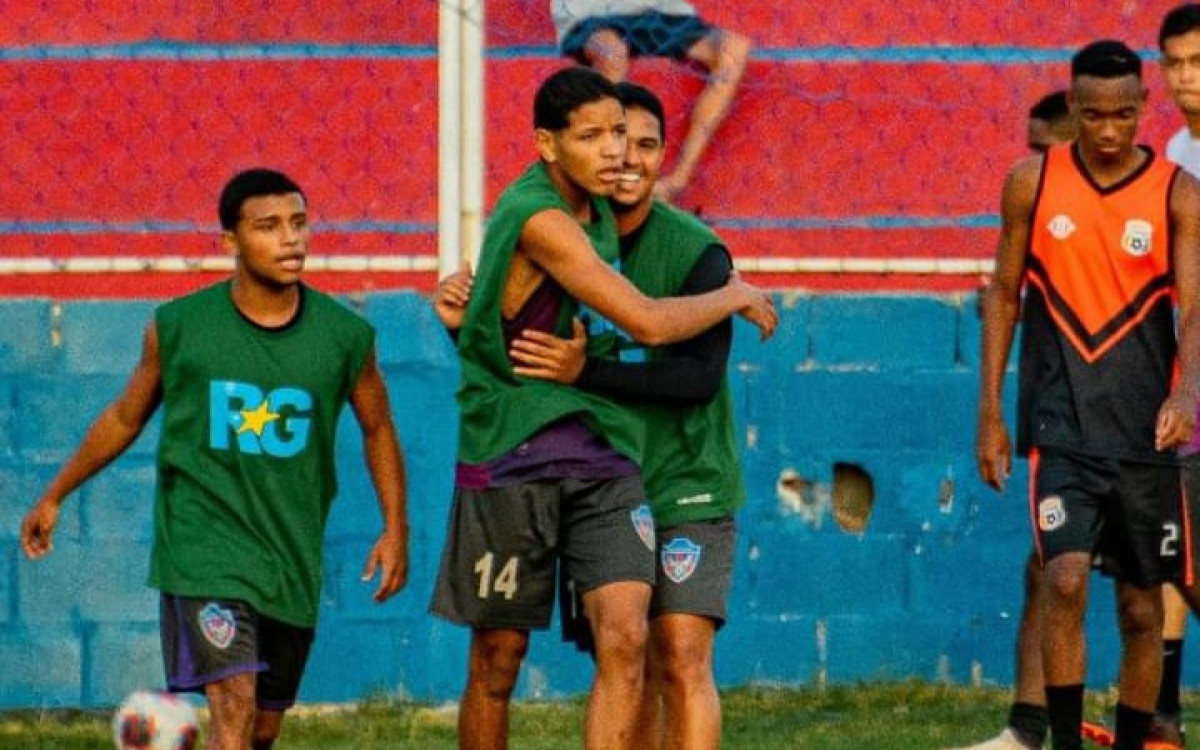 Ronaldinho,  Guilherme e  Chaverinho marcaram os gols no amistoso de sexta