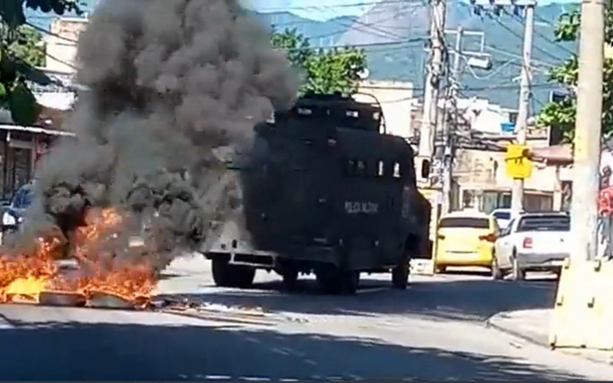 Pneus pegam fogo durante trabalho da Polícia Militar no Morro do Urubu, em Pilares, Zona Norte do Rio - Reprodução