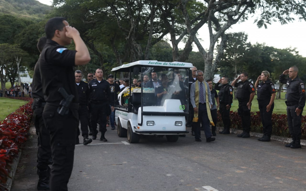 Enterro do 3&ordm; Sargento Roberto de Souza, de 39 anos, teve diversas homenagens de policiais