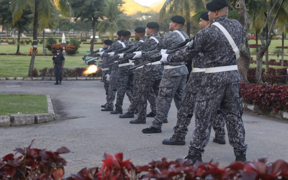 Enterro do 3&ordm; Sargento Roberto de Souza, de 39 anos, teve diversas homenagens de policiais