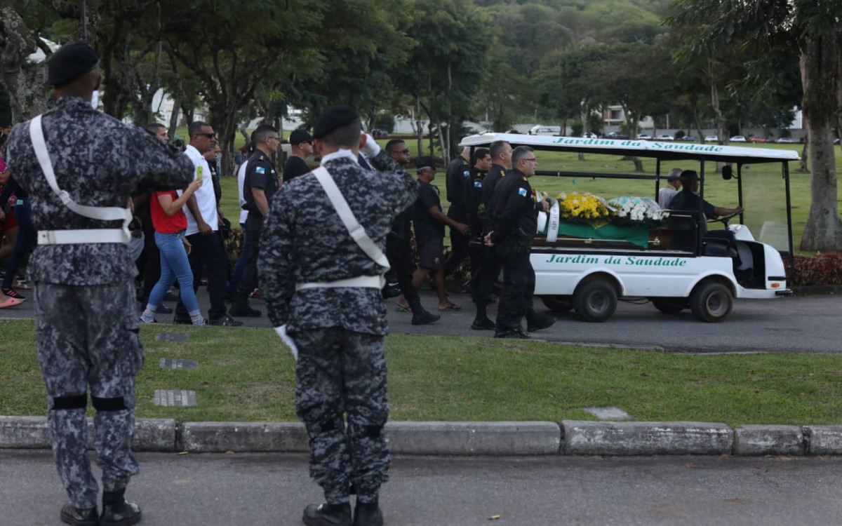 Enterro do 3&ordm; Sargento Roberto de Souza, de 39 anos, teve diversas homenagens de policiais