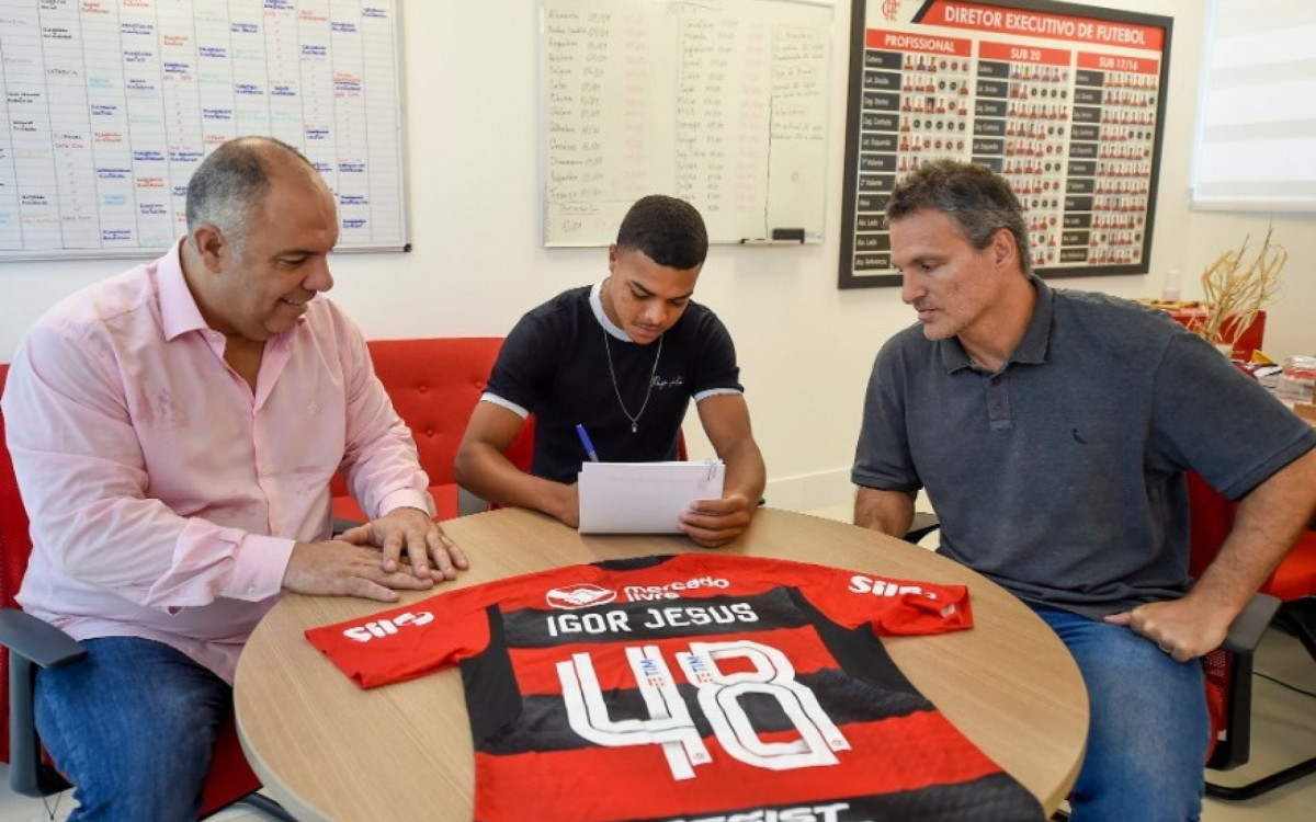 Igor Jesus assina contrato com o Flamengo até 2025
