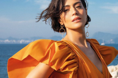 Carol Castro posa de topless e celebra o fim de semana: 'Sabadou'