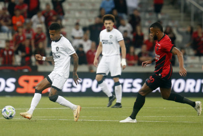 Alex Santana faz golaço, e Botafogo perde para o Athletico na Arena da Baixada