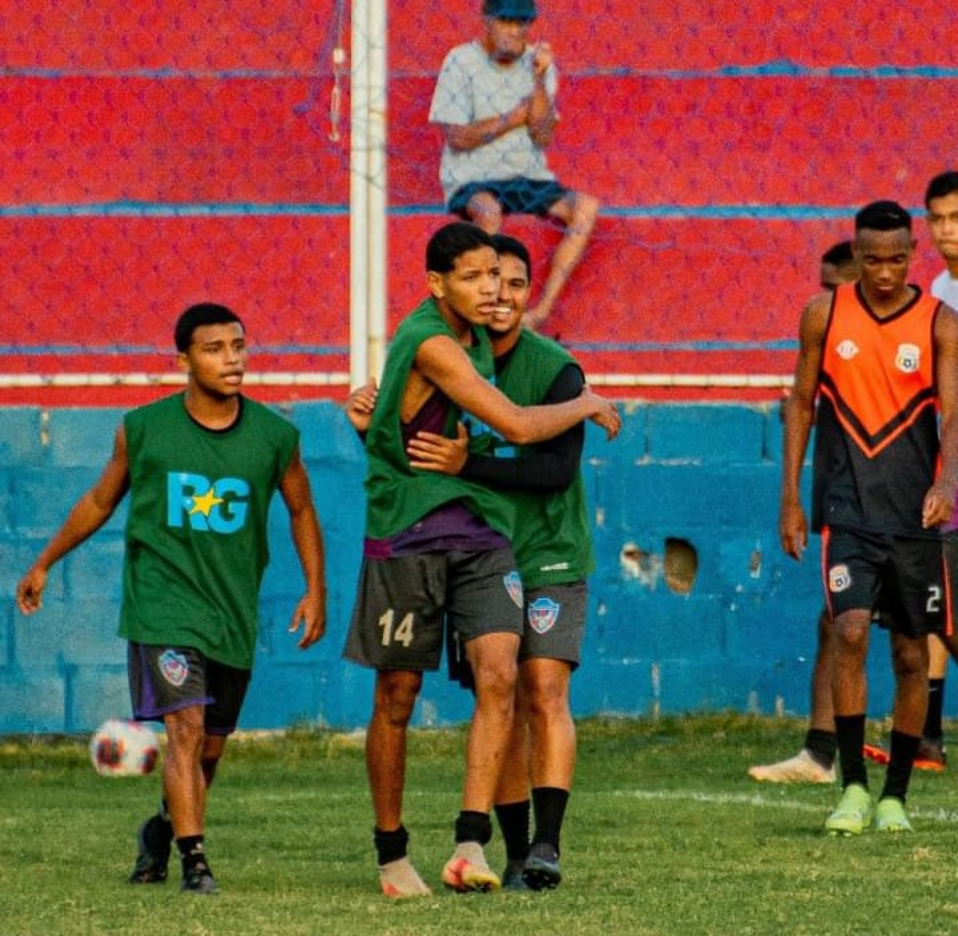 Ronaldinho,  Guilherme e  Chaverinho marcaram os gols no amistoso de sexta - Willian Davoli / SEBR