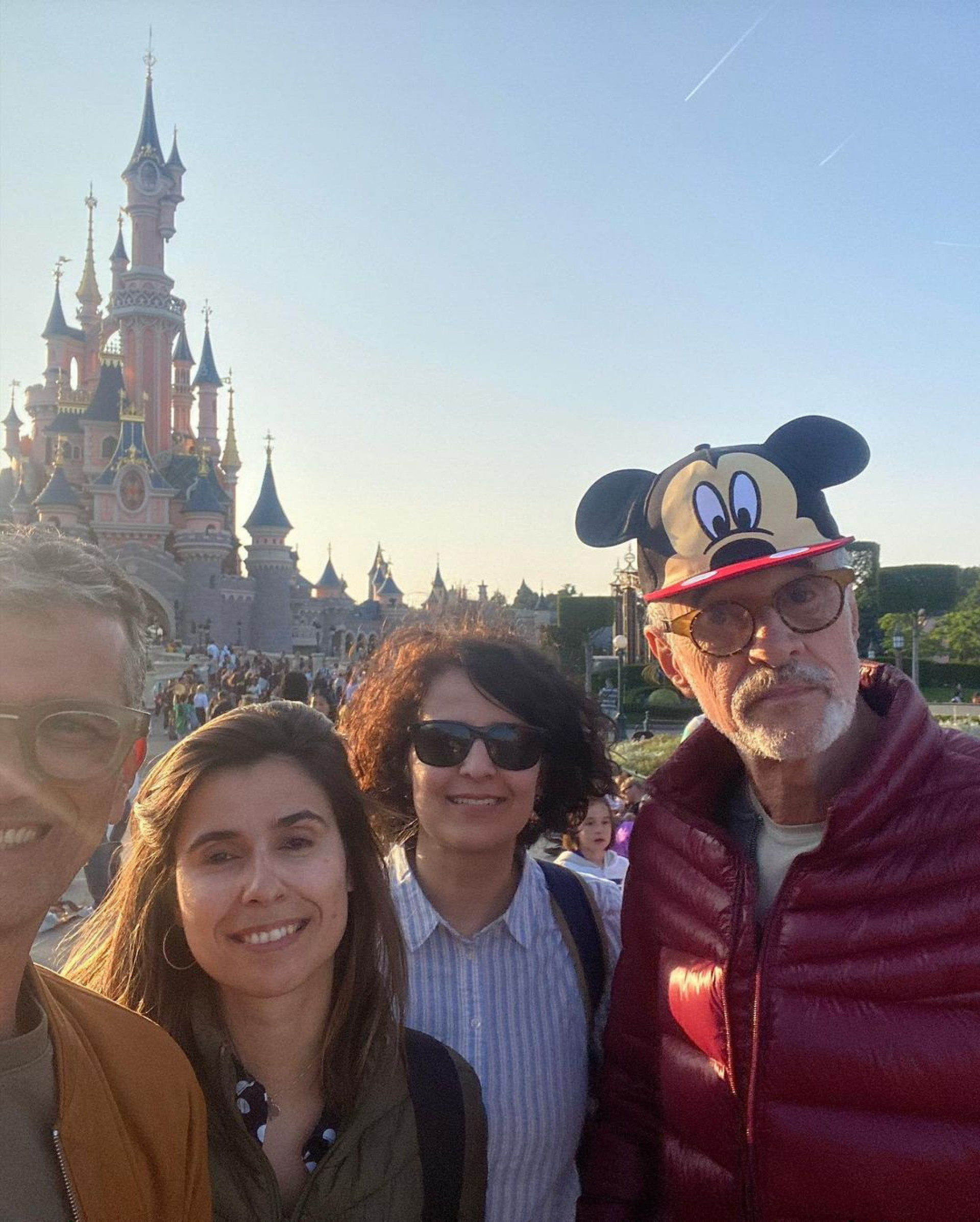 Marcos Caruso e Marcos Paiva posam com amigas na Disney de Paris, na França - Reprodução Internet