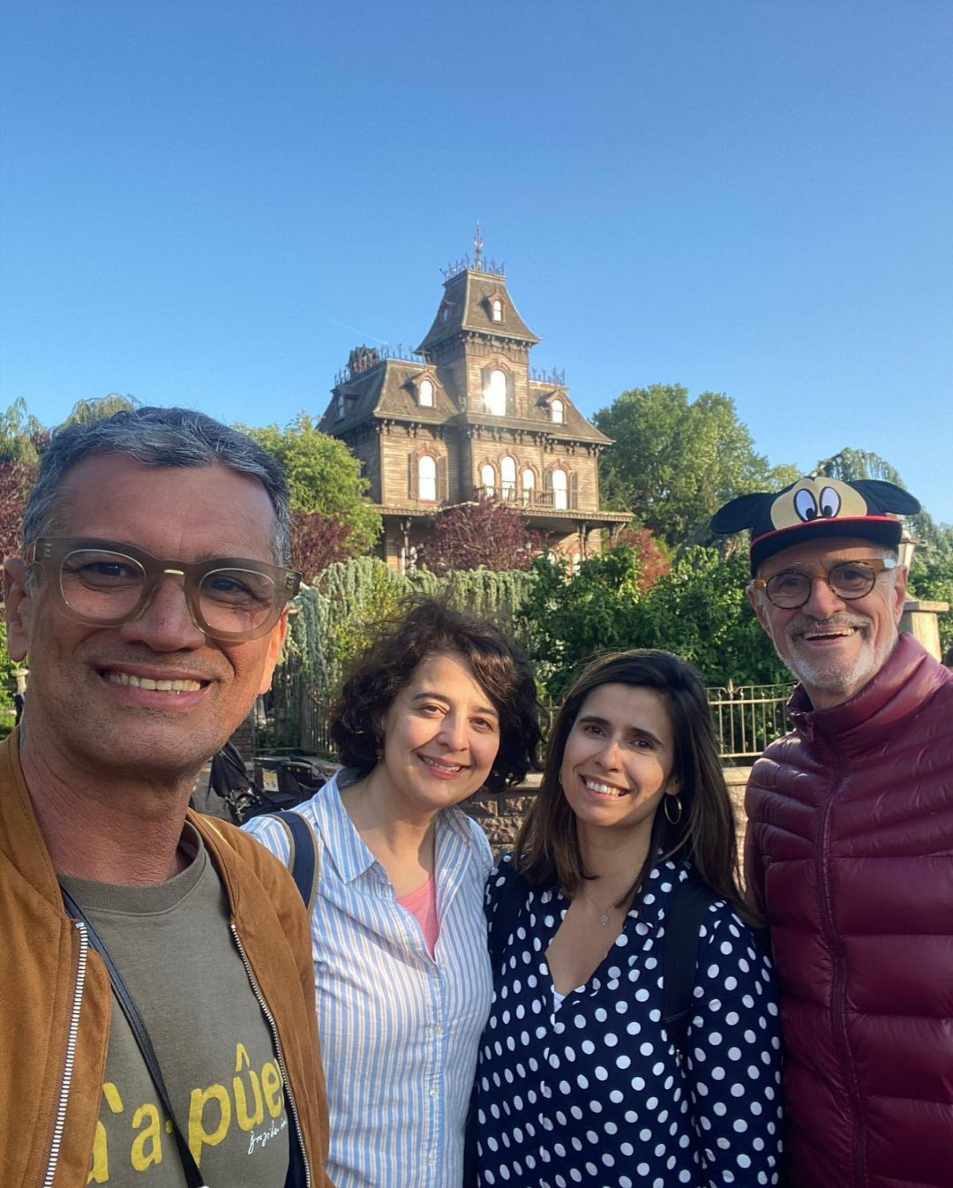 Marcos Caruso e Marcos Paiva posam com amigas na Disney de Paris, na França - Reprodução Internet