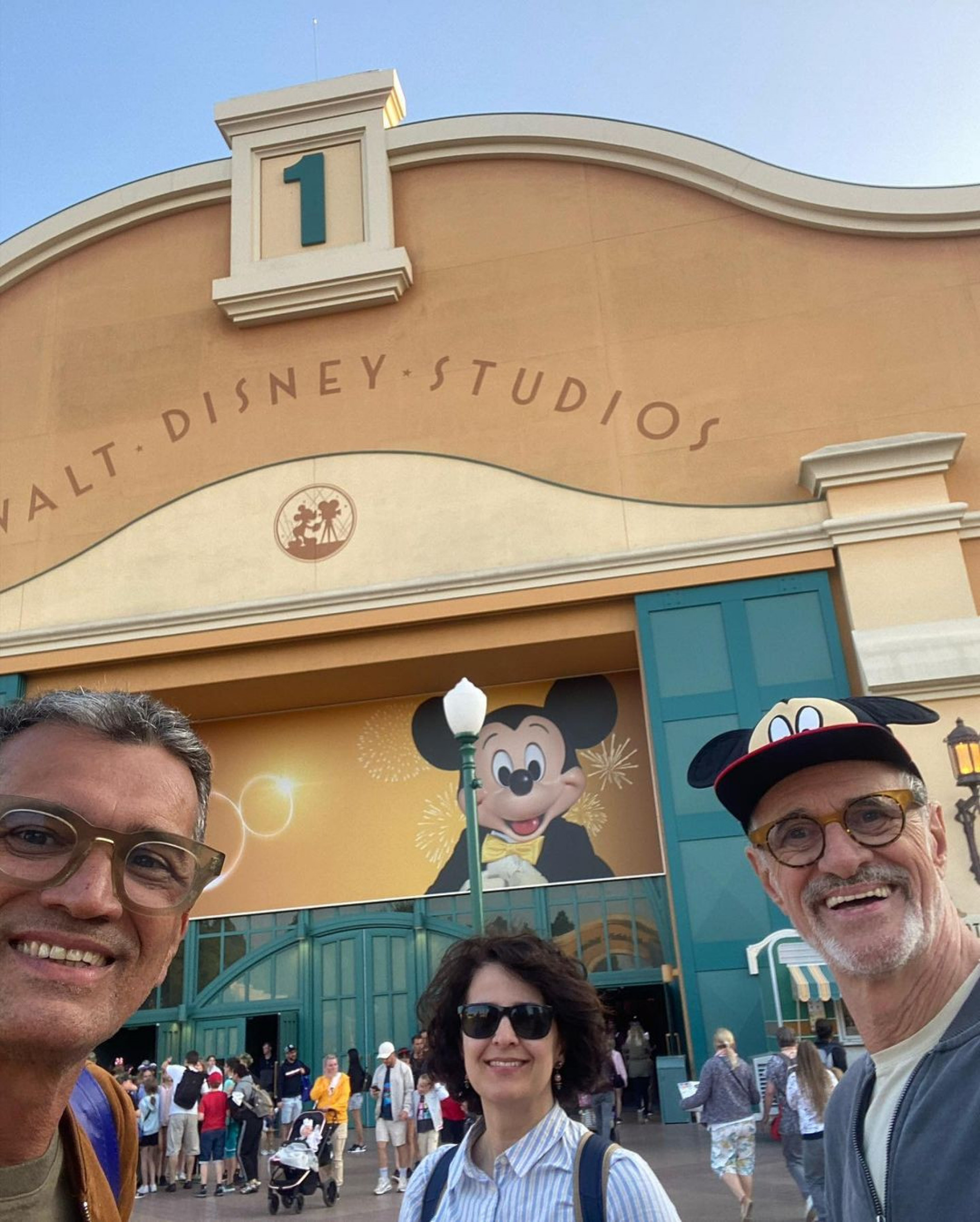 Marcos Caruso e Marcos Paiva posam com amigas na Disney de Paris, na França - Reprodução Internet