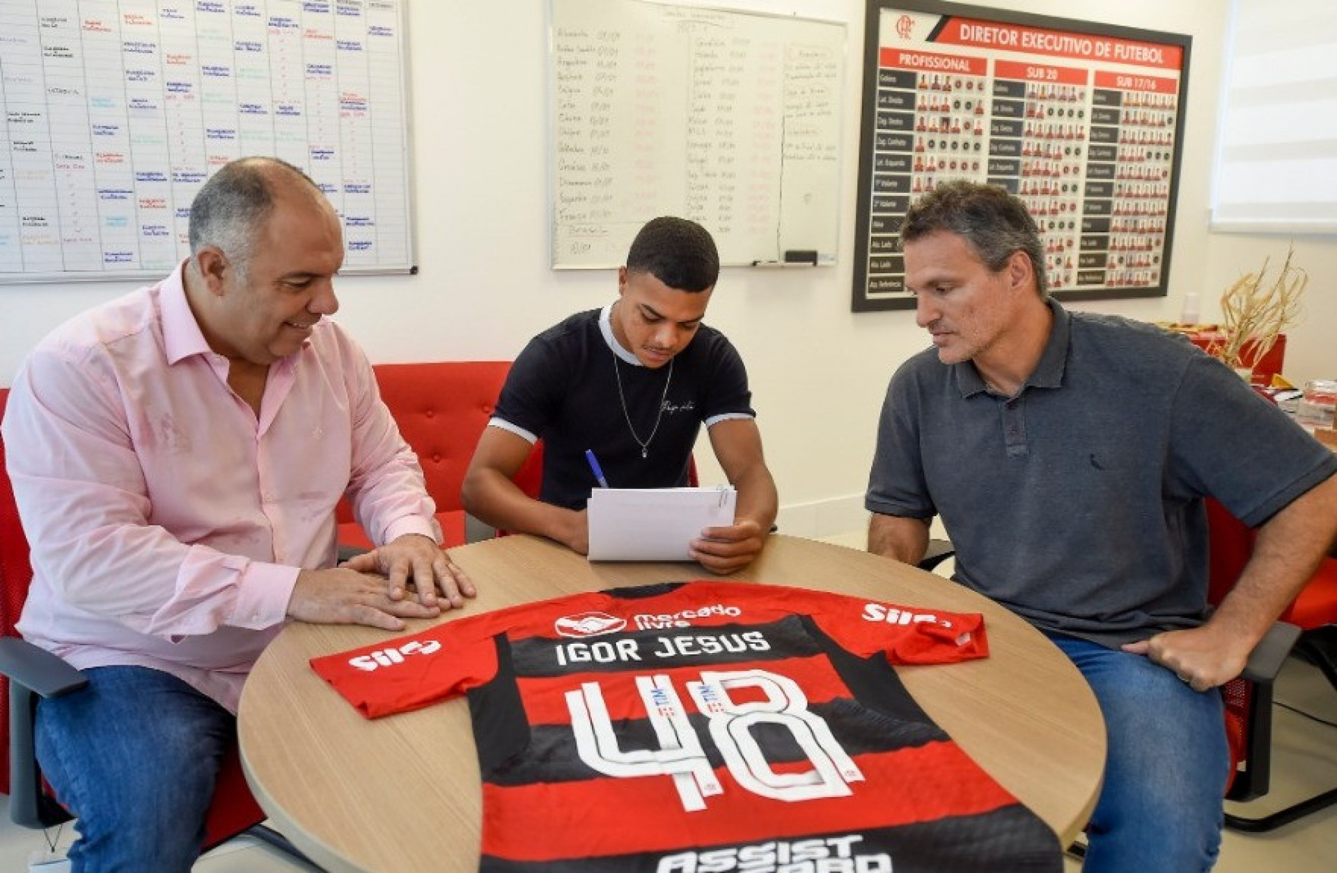 Igor Jesus assina contrato com o Flamengo até 2025 - Marcelo Cortes /CRF