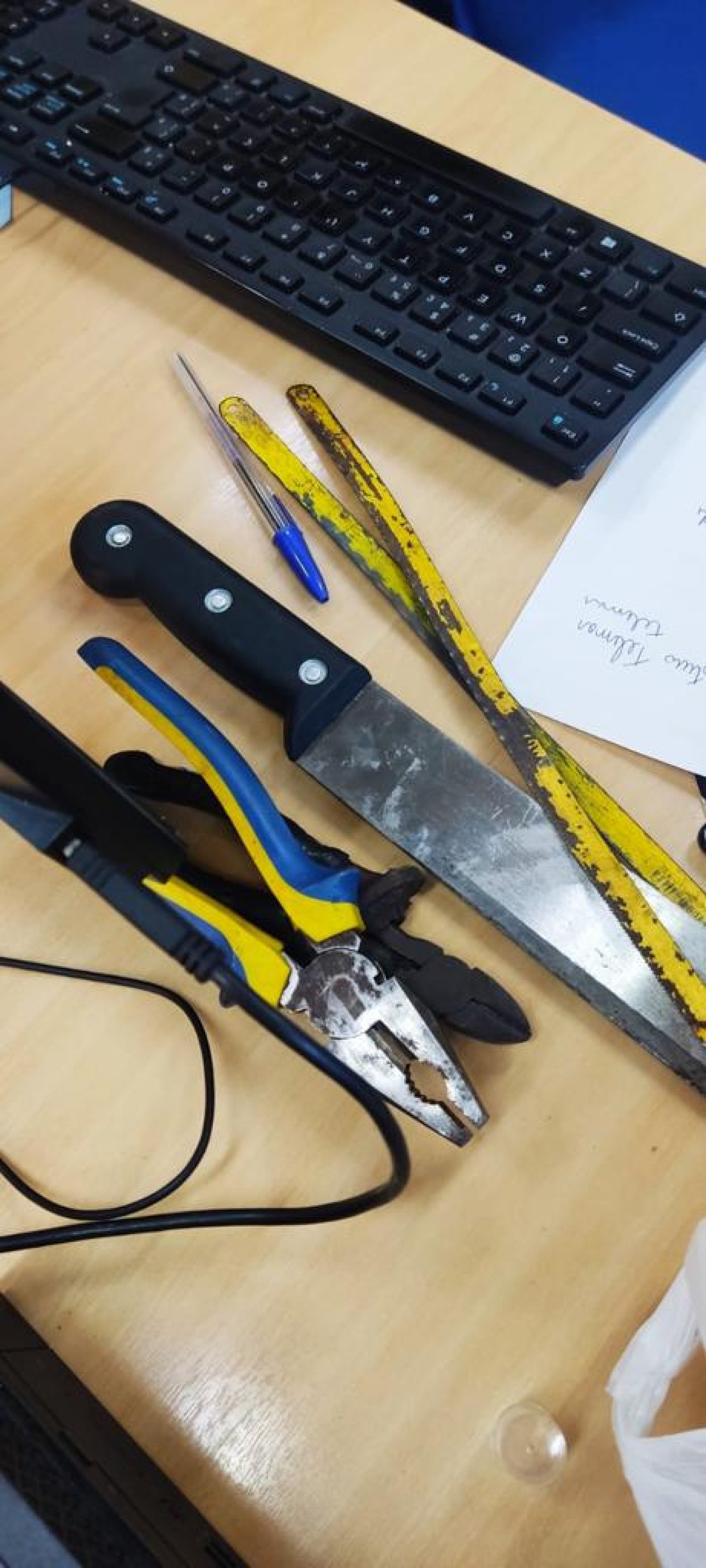 Alicate, serra e faca foram apreendidas pelos policias militares do Proeis - Divulgação