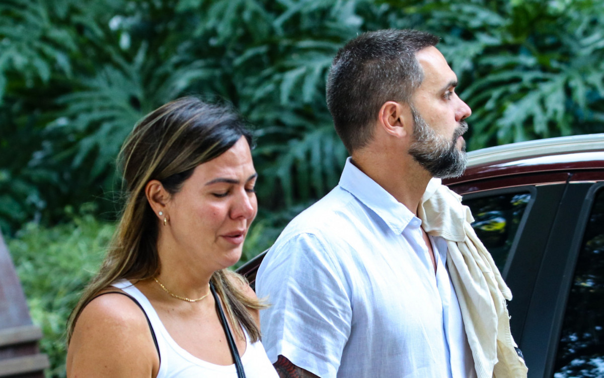 Carol Sampaio chega ao Cremat&oacute;rio do Caju para o vel&oacute;rio de sua m&atilde;e, Marly Sampaio