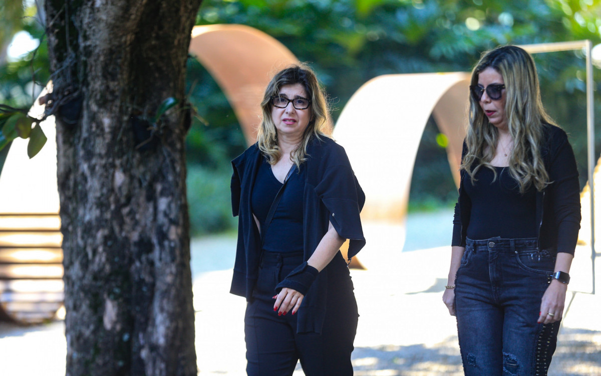 A jornalista Mylena Ciribelli no vel&oacute;rio de Marly Sampaio, m&atilde;e de Carol Sampaio