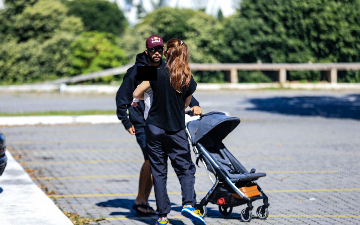 Pedro Scooby e Cintia Dicker no vel&oacute;rio de Marly Sampaio, m&atilde;e da promoter Carol Sampaio