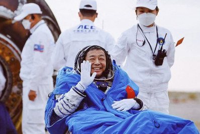 Astronautas chineses retornam à Terra após missão bem-sucedida