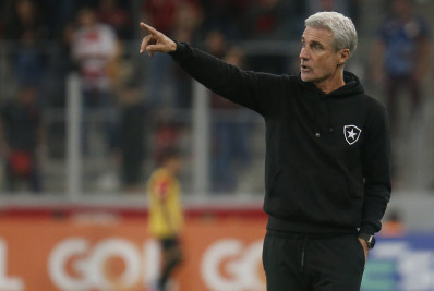 Luís Castro explica mudanças no Botafogo e vê equilíbrio em derrota: 'No detalhe'
