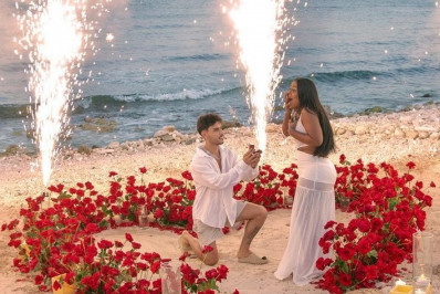 Camila Loures é pedida em namoro por Lucas Rodolfo em praia do México: 'Minha pessoa certa'