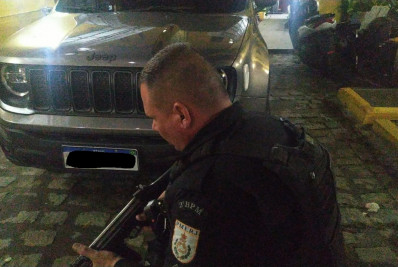 PM prende dois criminosos em flagrante e recupera carro na Glória