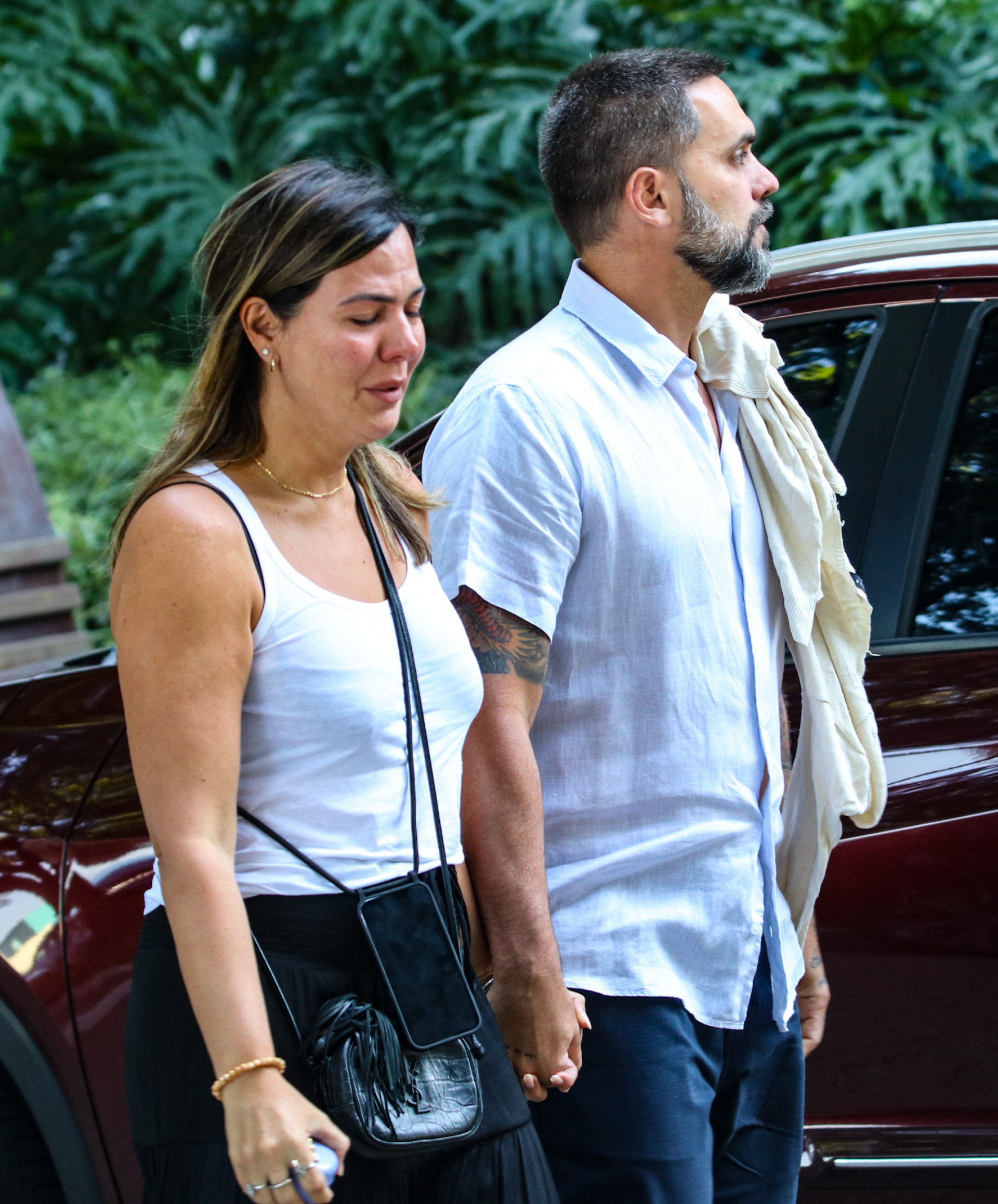 Carol Sampaio chega ao Crematório do Caju para o velório de sua mãe, Marly Sampaio - Ag. News