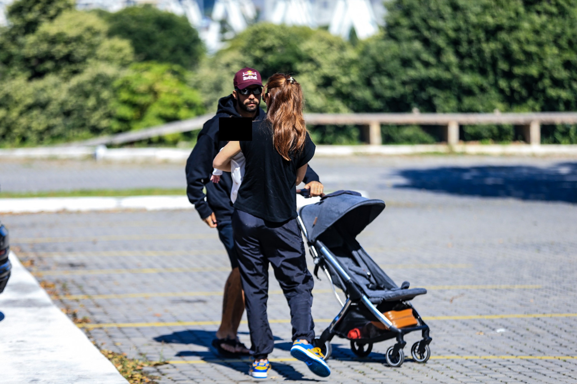 Pedro Scooby e Cintia Dicker no velório de Marly Sampaio, mãe da promoter Carol Sampaio - Ag. News