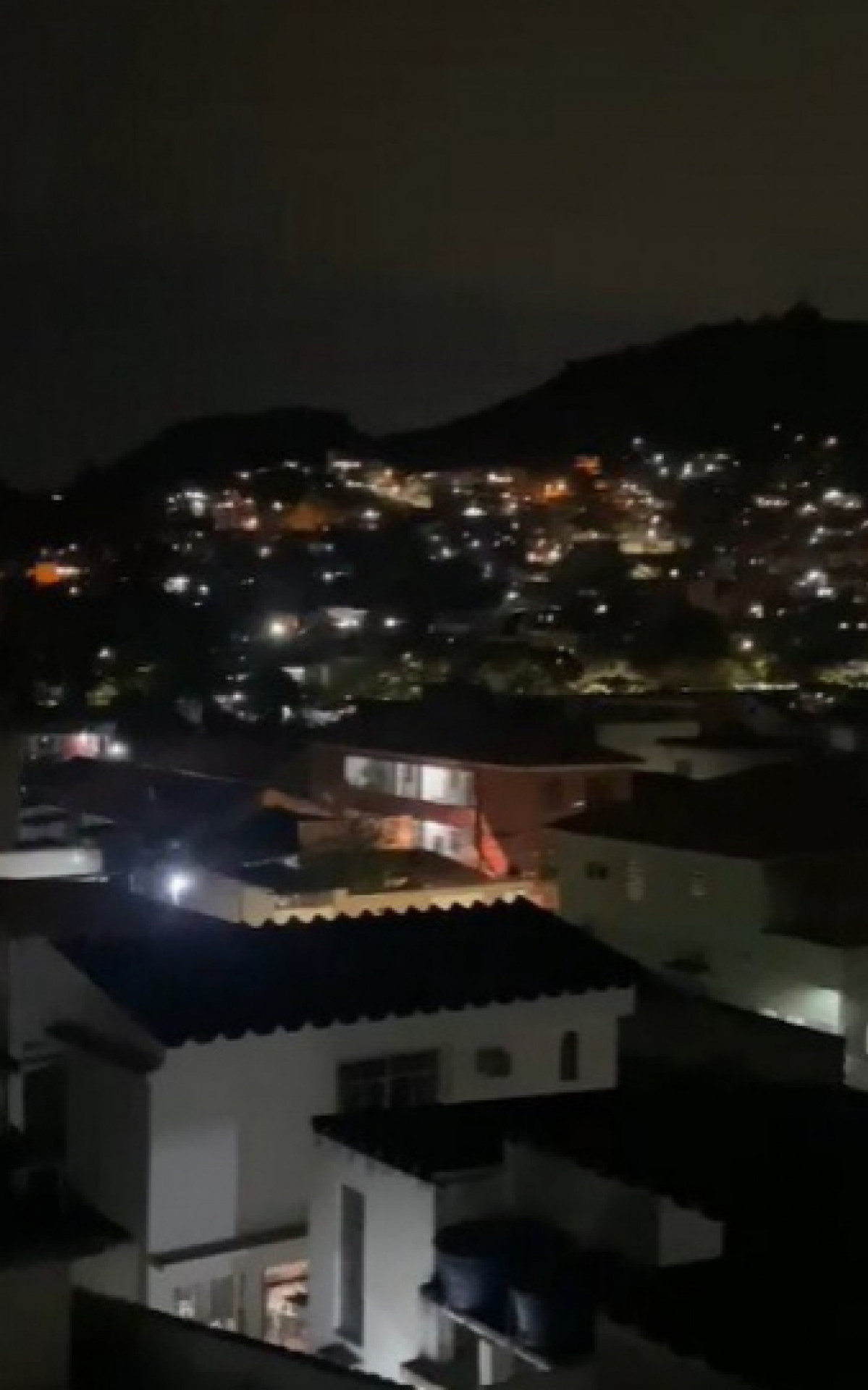 Traficantes de facções rivais trocam tiros no Morro do Fubá, na Zona Norte do Rio - Reprodução / Redes Sociais 