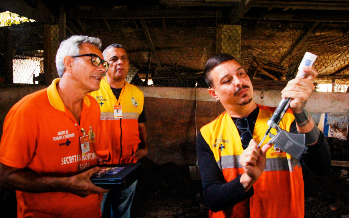 Alexandre Ara&uacute;jo e a equipe visitaram o s&iacute;tio S&atilde;o Jorge para vacinar o rebanho