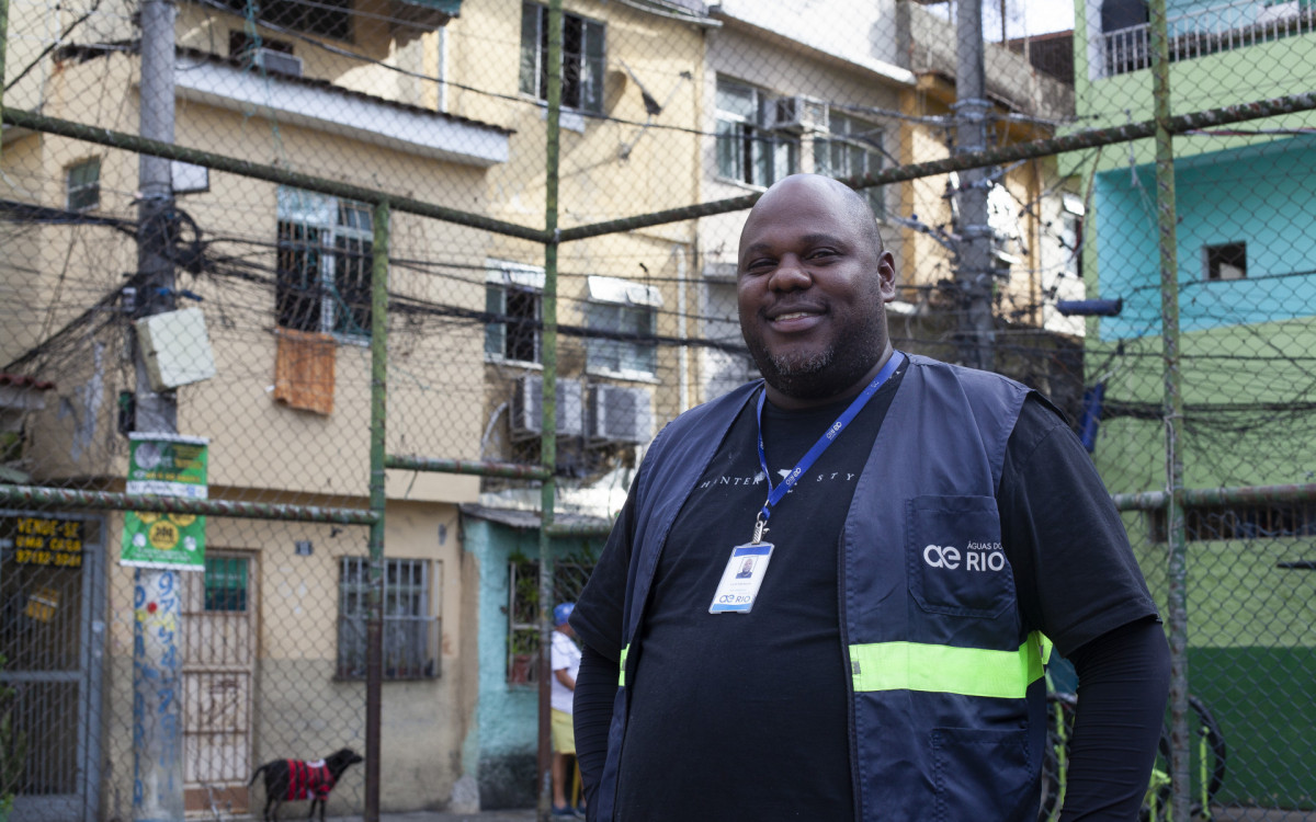 Morador do Parque Arar&aacute;, em Benfica, Clayton &eacute; supervisor comercial da concession&aacute;ria &Aacute;guas do Rio - Divulga&ccedil;&atilde;o