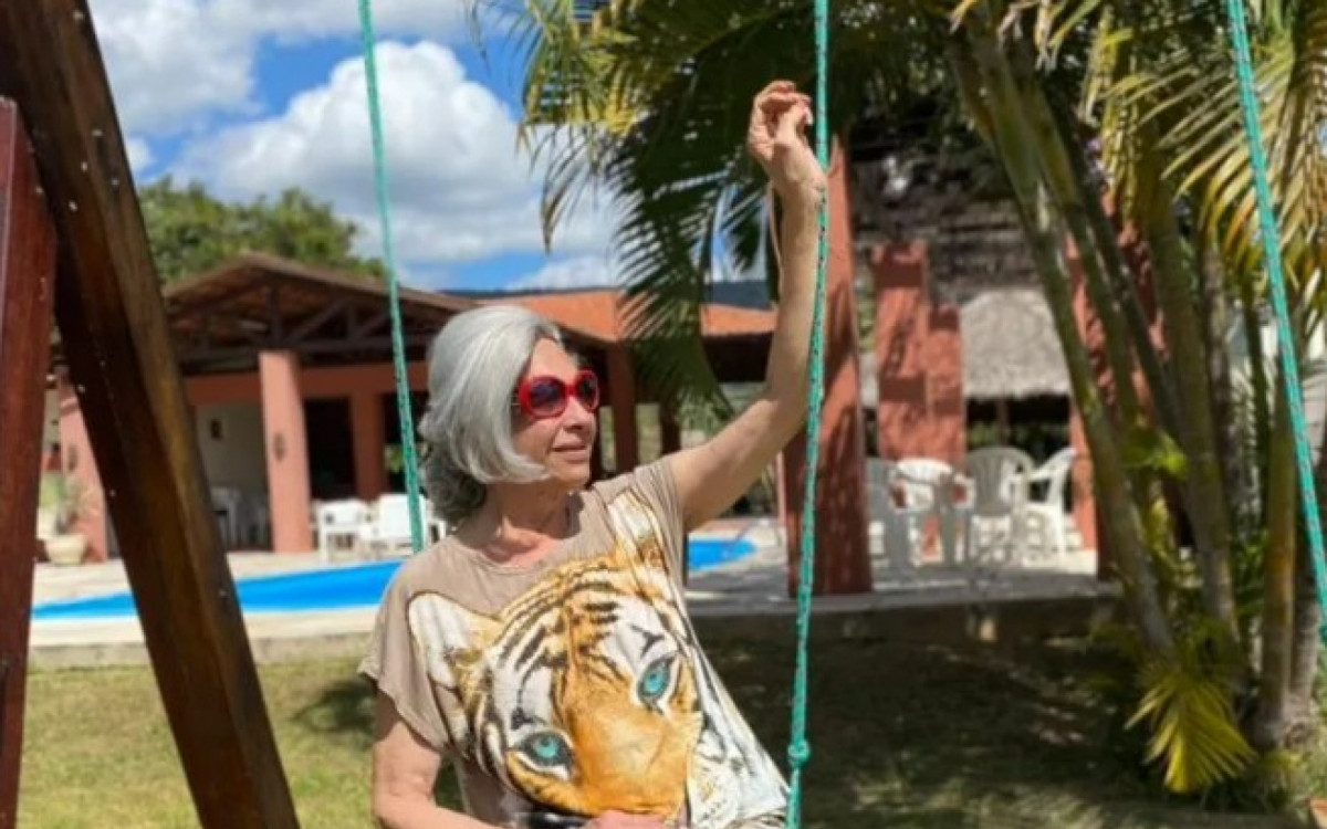 Divina Valéria celebra aniversário em rede social