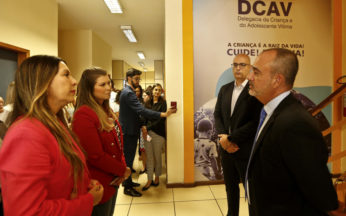 Primeira-dama Analine Castro, junto com o delegado Luiz Henrique Marques e a idealizadora do Instituto Anjos, Maura de Oliveira